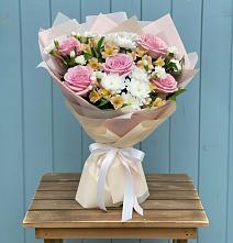 Букет цветов из:  Гвоздики, Орхидеи и Розы в Ижевске