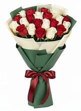 Букет Микс из красных и белых роз в Ижевске