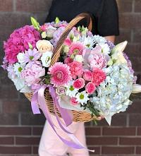 Цветочная композиция из Розы, Хризантемы, Пионы и Лизиантусы в корзине в Ижевске
