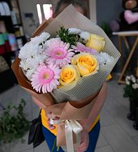 Букет цветов из:  Герберы, Розы и Хризантемы в Ижевске
