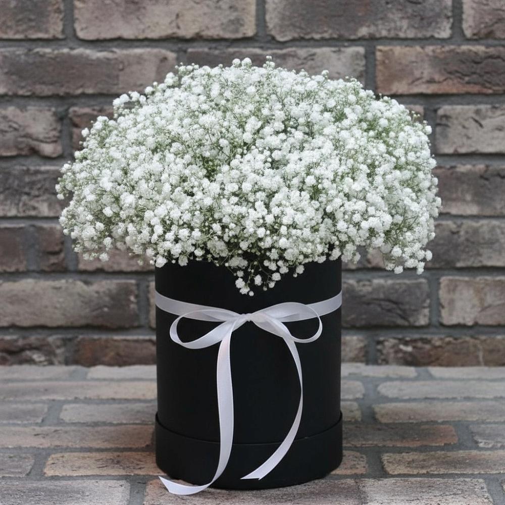 Цветочная композиция из Гипсофила в шляпной коробке в Ижевске