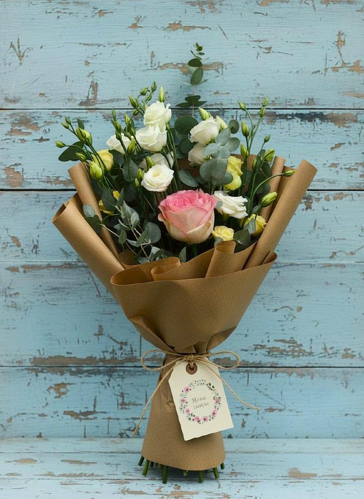 Букет цветов из: Розы и Лизиантусы в Ижевске