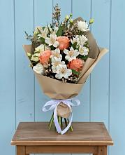 Букет цветов из:  Альстромерии, Лизиантусы, Розы и Хризантемы в Ижевске