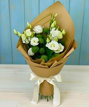 Букет цветов из:  Хризантемы и Лизиантусы в Ижевске