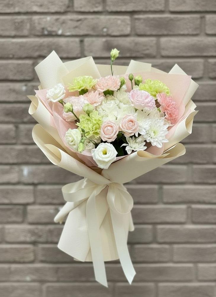 Букет цветов из: Гвоздики, Розы, Лизиантусы и Хризантемы в Ижевске