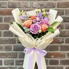 Букет цветов из:  Лизиантусы и Розы в Ижевске