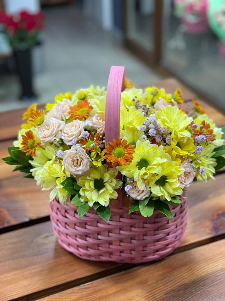 Цветочная композиция из Хризантемы и Розы в корзине в Ижевске