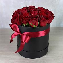 Цветочная композиция из Розы в шляпной коробке в Ижевске