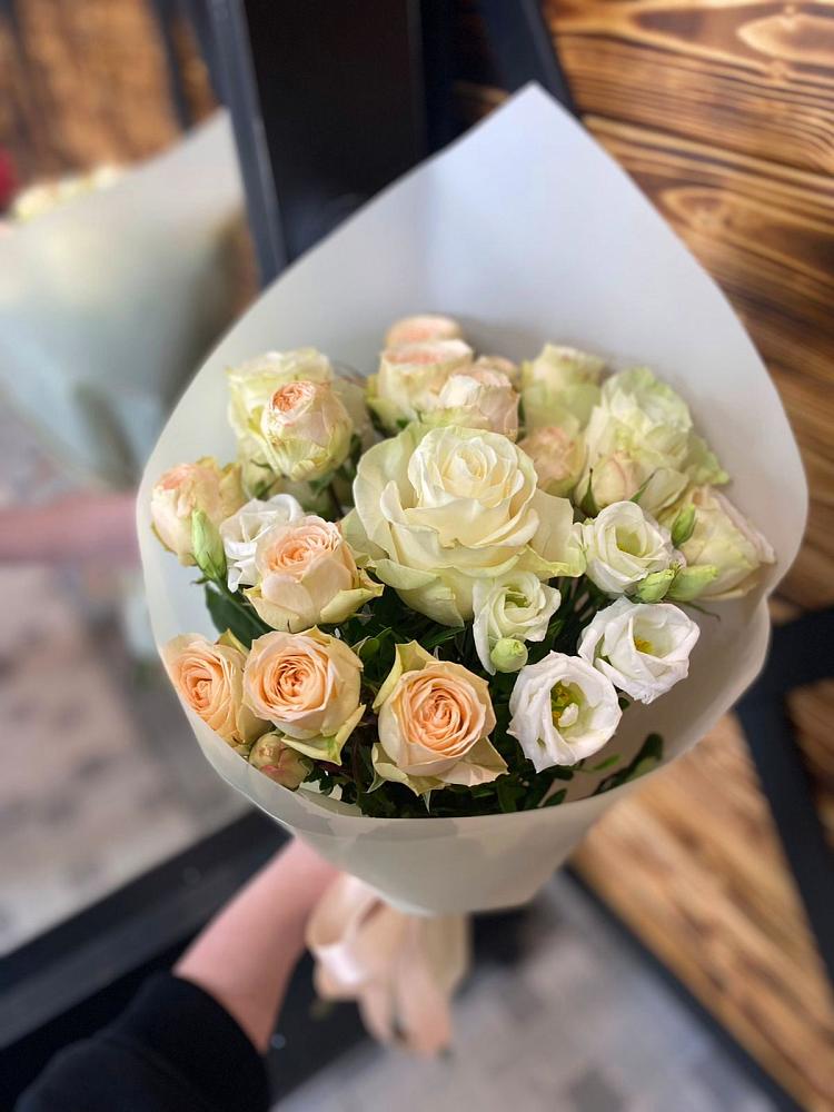 Букет цветов из: Розы и Лизиантусы в Ижевске