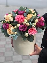 Цветочная композиция из Розы в шляпной коробке в Ижевске