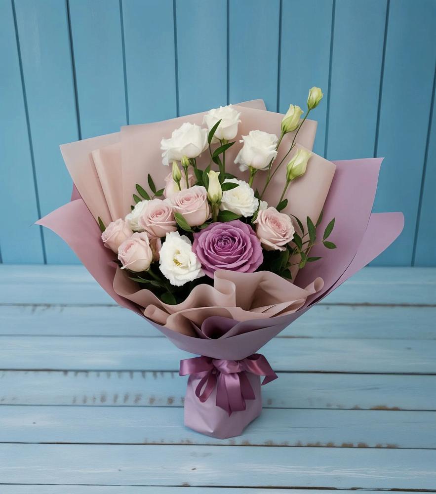 Букет цветов из: Розы и Лизиантусы в Ижевске